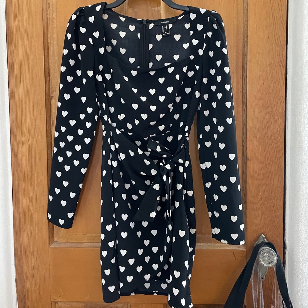 💎 Black and White long sleeve Heart dress with tie - 💎3 for $15💎